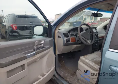 2008 Chrysler Town & Country Touring z USA, uszkodzony, nr VIN 2A8HR54P48R132993